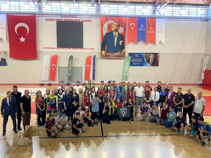 Dünya Uyuşturucu ile Mücadele Günü kapsamında, gençlerimizin katılımıyla "İl Spor Etkinlikleri" Hasan Fehmi Gökşen Spor Salonu’nda düzenlendi.
