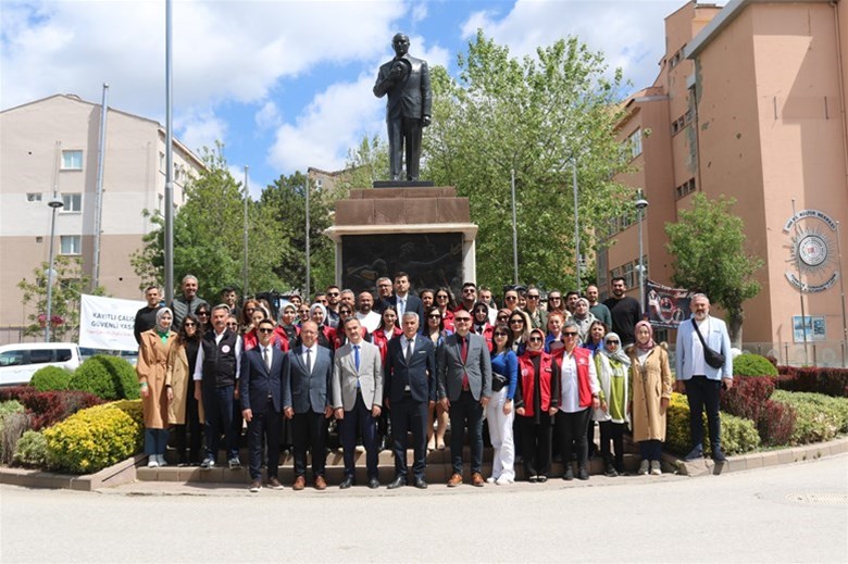 19 Mayıs Atatürk’ü Anma Gençlik ve Spor Bayramı etkinlikleri kapsamında Atatürk Anıtı’na çelenk sunmasıyla resmen başladı.