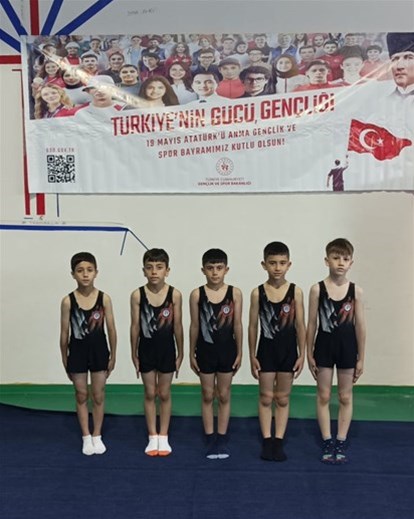 19 Mayıs Atatürk'ü Anma, Gençlik ve Spor Bayramı "Gençlik Haftası" etkinlikleri kapsamında Orhan Saka Spor Salonu'nda Cimnastik gösterileri yapıldı.
