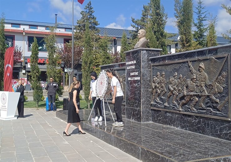 19 Mayıs Atatürk'ü Anma, Gençlik ve Spor Bayramı "Gençlik Haftası" etkinlikleri kapsamında Atatürk Anıtı'na çelenk sunuldu.