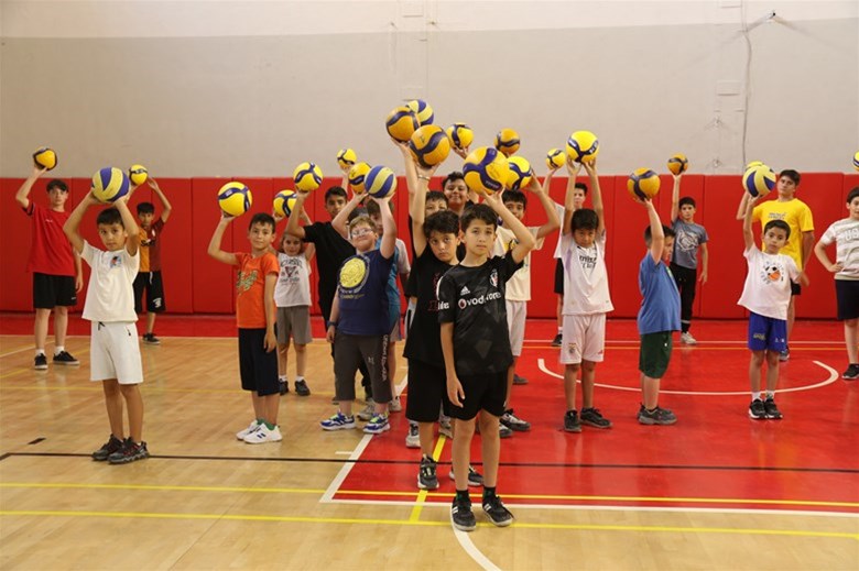 GSB Yaz Spor Okulları başladı ve çocuklarımız Hasan Fehmi Gökşen Spor Salonu’nda voleybolun keyfini çıkarıyor.