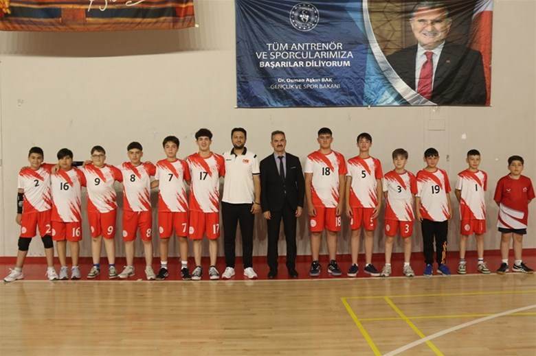İl Müdürümüz Sadık Ak, Anadolu Yıldızlar Liginde ilimizi temsil edecek voleybol takımımıza başarılar diledi.