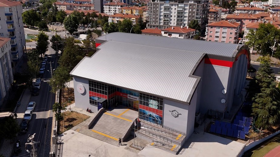Çankırı Yarı Olimpik Yüzme Havuzu, estetik duruşu ve fonksiyonel tasarımıyla Çankırı’ya yeni bir soluk kazandırdı.