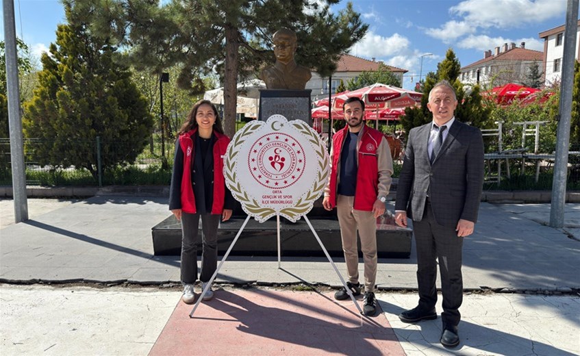 19 Mayıs Atatürk'ü Anma, Gençlik ve Spor Bayramı "Gençlik Haftası" etkinlikleri kapsamında Atatürk Anıtı'na çelenk sunuldu.